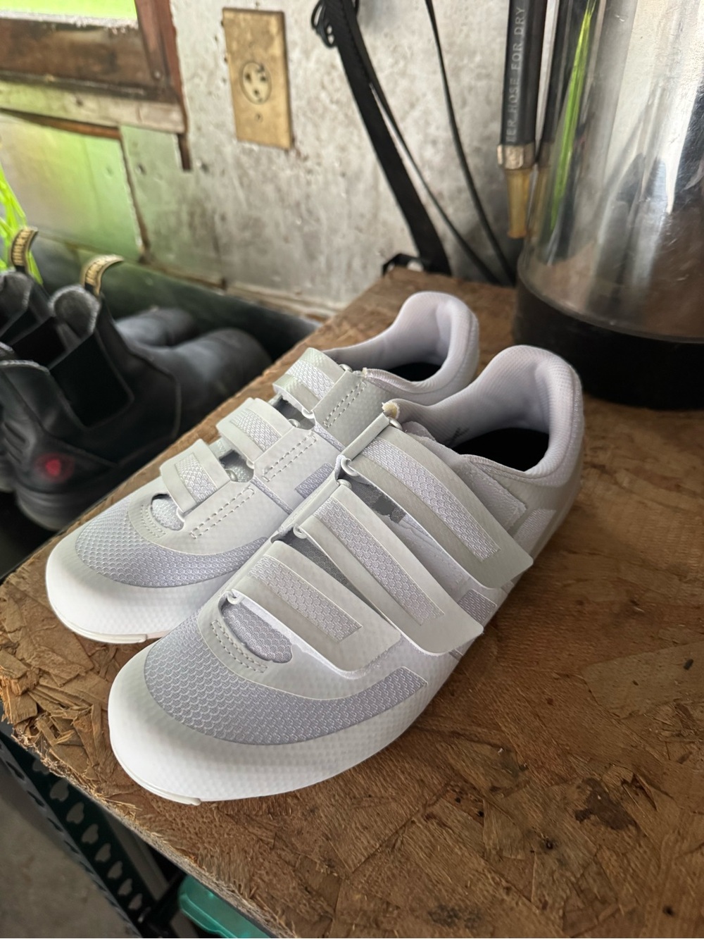 Pearl Izumi White Women's Athletic Cycling Shoes with Triple Strap Closure